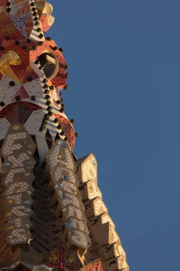 Barselona, İspanya - 7 Ocak 2022: Kutsal Aile Bazilikası 'nın yakın çekimi, veya Sagrada Familia, mimar Antoni Gaudi, kentin en ünlü Katolik binalarından biri.