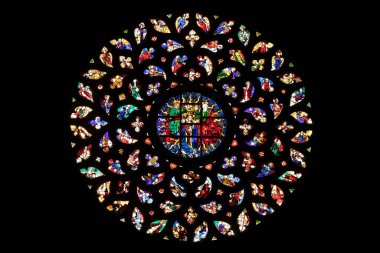 Barselona, İspanya - Ocak 08, 2022: 14. yüzyıl Gotik Santa Maria del Mar kilisesinin içinden görülen renkli vitray pencereler