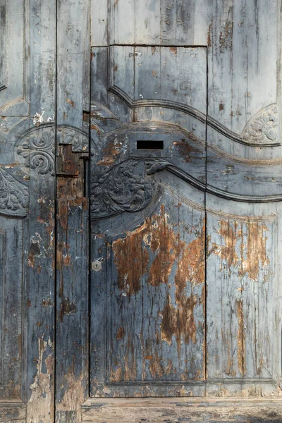 バルセロナ スペインの古い木製のドア 青灰色の塗料とレリーフパターンの詳細は 大まかなテクスチャの背景を形成します — ストック写真
