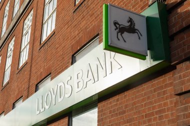 Sheffield, İngiltere - 09 Aralık 2021: Lloyds Bank logosu Bradfield Caddesi 'ndeki bir Lloyds Bank ofisinde
