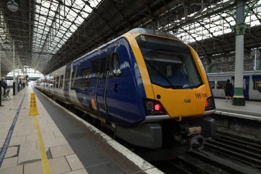 Manchester, İngiltere - 08 Aralık 2021: Sheffield şehrine giden tren, Manchester Piccadilly tren istasyonunun 3. peronuna park edilmiştir.