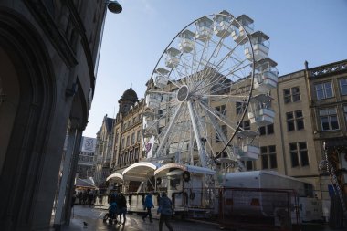 Sheffield, İngiltere - 08 Aralık 2021: Günbatımında Sheffield Noel Pazarı 'nda, Fargate' te bir alışveriş alanında bulunan dönme dolabın görüntüsü