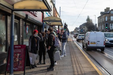 Sheffield, İngiltere - 09 Aralık 2021: Gençler Hillsborough bölgesindeki Langsett Rd otobüs durağında sohbet ediyor ve bekliyor