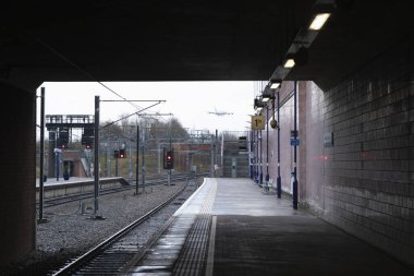 Manchester, İngiltere - 08 Aralık 2021: Manchester havaalanı tren istasyonunda boş platform ve tren rayları