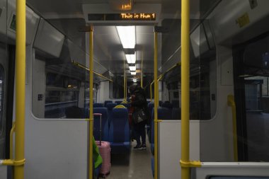 Manchester, İngiltere - 08 Aralık 2021: Bir kadın havaalanından Manchester Piccadilly 'e giden trendeki vagonlardan birinde oturmak için yer arıyor