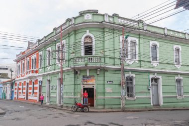 Cali, Kolombiya - 15 Kasım 2010: Bir adam 7. Cadde 'deki Cafeteria La Palma adlı bir kahve dükkanının girişinden sokağı gözetliyor.