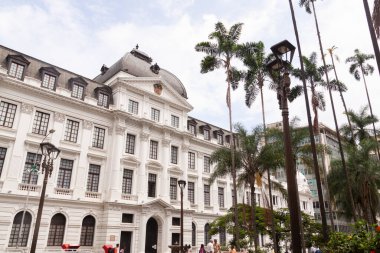 Cali, Kolombiya - 15 Kasım 2010: Caicedo Meydanı 'ndaki Ulusal Saray manzarası, şehir merkezindeki çok özel bir bina