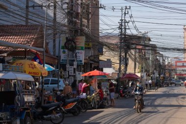 Vientiane, Laos - 17 Aralık 2019: Rue Hengboun manzarası, insanlar, çeşitli mallar satan tezgahlar ve binalar arasındaki karmaşık elektrik hatları