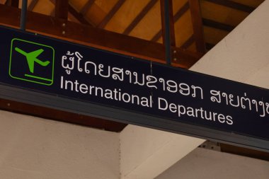 Vientiane, Laos - 18 Aralık 2019: Wattay Uluslararası Havaalanı Terminali 'ndeki uluslararası uçuşların kalkış alanındaki yolcuların bilgileri
