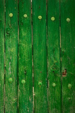 İspanya 'nın Aragon eyaletinin Zaragoza ilindeki Cinco Villası' ndaki Erla köyündeki eski bir ahşap kapının arka plan dokusu.