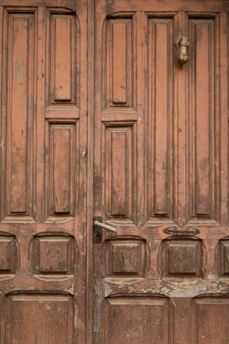 İspanya 'nın Aragon eyaletinin Zaragoza ilindeki Cinco Villas bölgesinde bulunan Luna köyündeki aşınmış ahşap bir kapının arka plan dokusu.