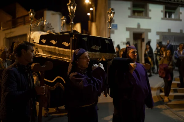 スペインのGallur 2020年4月15日 金曜日の良い夜に聖週間の行列で 彼らのカピロテと伝統衣装で 友愛会の一つの罰 — ストック写真