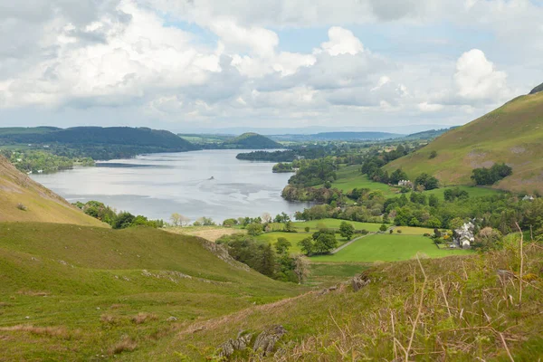 Dağların manzarası ve Ullswater Gölü, İngiltere 'nin kuzeyinde, Cumbria eyaletinde, Lake District' in en büyük ikinci gölü.