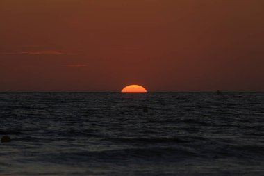 Gün batımı ufukta, denizde Zahara de los Atunes, Cadiz, Endülüs, İspanya sahillerinden görüldü.