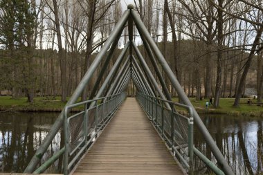 Soria, İspanya - 14 Nisan 2022: Duero nehri üzerindeki yaya köprüsü, Soto Playa doğal alanından geçerken, San Prudencio gezinti güvertesinin yanında