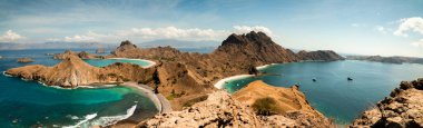 Padar Adası 'nın panoramik manzarası ve güneşli bir günde plajlar, Komodo Ulusal Parkı' ndaki Labuan Bajo, Flores, Endonezya yakınlarındaki Komodo Adalarından biridir.