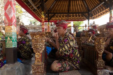 Bali, Endonezya - 28 Ağustos 2019: Bir müzisyen bir gösteri sırasında geleneksel bir Bali enstrümanı olan selantan veya demong çalar.