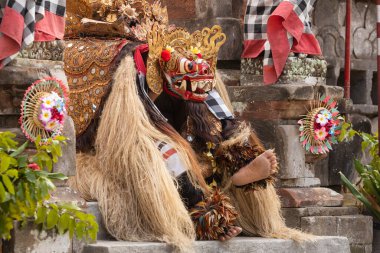 Barong kılığına girmiş bir dansçı, doğaüstü güçleri olan ve insanları koruyabilen hayvanların mitolojik tasvirlerini gösteriyor.