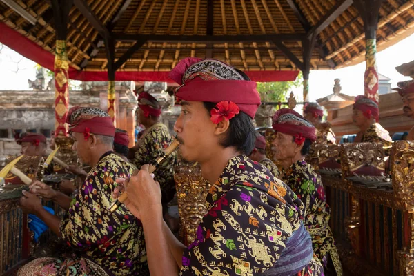 Bali Indonesia Ago 2019 Hombre Toca Una Flauta Bambú Conocida — Foto de Stock
