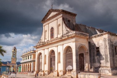 Trinidad, Küba - Nisan. 06, 2010: Şehrin merkezindeki Plaza Belediye Başkanı 'ndan görülen La Santisima Trinidad Kilisesi UNESCO tarafından Dünya Mirası Sahası ilan edildi.