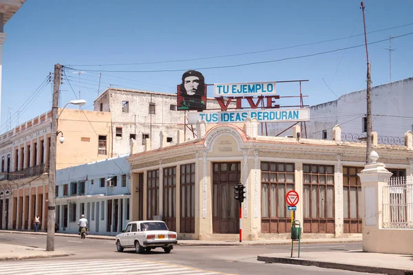 Cienfuegos, Küba - Nisan. 04, 2010: San Carlos ve Santa Isabel caddelerinin köşesinde Jose Marti meydanında, şehir merkezindeki Che Guevara 'nın posteri