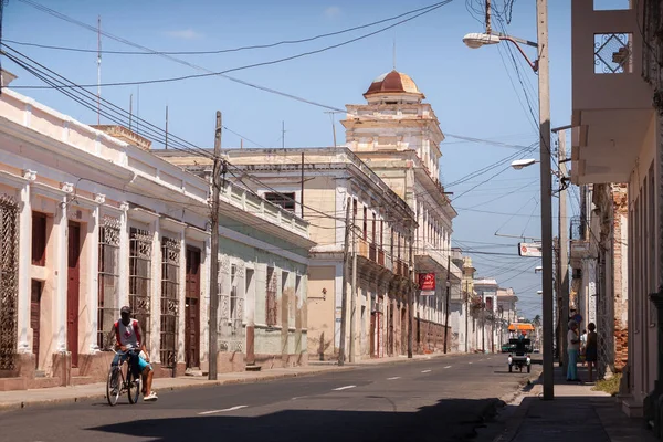 Cienfuegos Cuba Abril 2010 Pessoas Andando Bicicleta Longo Rua Arguelles — Fotografia de Stock