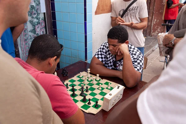 Τρινιντάντ Κούβα Απρίλιος 2010 Ένα Ζευγάρι Μαύρων Παίζουν Σκάκι Στο — Φωτογραφία Αρχείου
