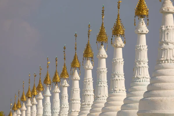 Une Rangée Stupas Bouddhistes Peints Blanc Décorés Motifs Dorés Sommet — Photo