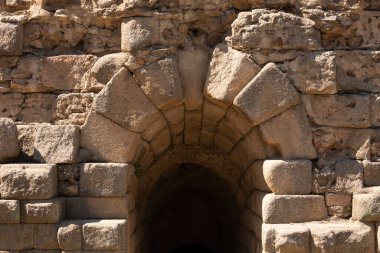 Merida Roma Tiyatrosu 'nun tribün yapısının bir parçası olan taş kemer ve tünel, Unesco tarafından Merida Arkeoloji Topluluğu' nun bir parçası olarak Dünya Mirası Alanı ilan edildi.