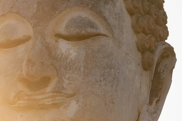 スコータイ歴史公園内の寺院の仏像の顔のクローズアップ — ストック写真