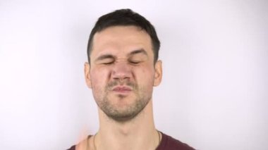 Genç ve çekici bir adam kız arkadaşından tokat yer. Elin avuç içiyle yanağa ağır bir darbe almış..