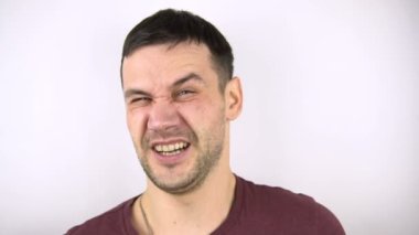 Elin avuç içiyle yanağa ağır bir darbe almış. Genç ve çekici bir adam kız arkadaşından tokat yer..