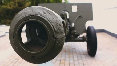 Top tabancasının namlusunu kapat. İkinci Dünya Savaşı 'nın top mermisi anıtı. Bir topun namlusuna yakın çekim.