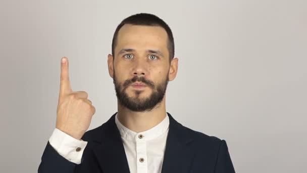 A fiatal jóképű üzletember egy ujját mutatja számolás közben. Fiatal üzletember számolja és mutatja az egyik ujját.. — Stock videók