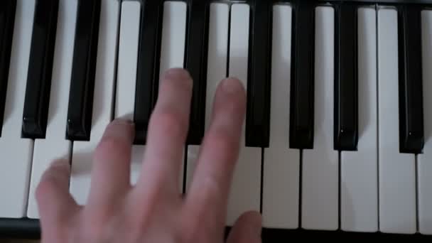 Närbild av händerna på en professionell musiker som spelar synt under en konsert. — Stockvideo