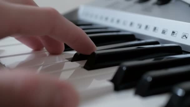 Professioneel pianist tijdens een concert. — Stockvideo