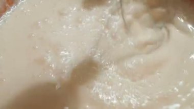 Şef çırpıcıyla organik süt kreması çırpıyor..