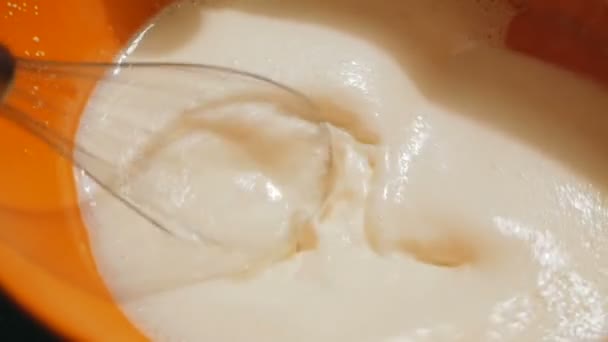 Lo chef fa la crema di torta di compleanno con crema di latte fresca. — Video Stock