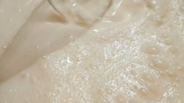 El chef bate crema de leche orgánica con una licuadora. — Vídeo de stock