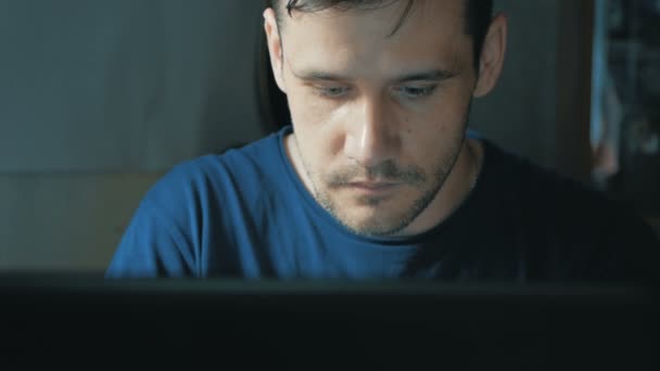 젊은 IT 전문가가 노트북에서 일하는 젊고 매력적 인 남자를 원격으로 연구하고 있습니다. 어린 프로그래머는 자신의 컴퓨터에 새로운 응용 프로그램을 위한 코드를 만듭니다. 젊고 유망 한 프로그래머가 — 비디오