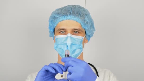 Le mani dei medici riempiono la siringa di vaccino, preparandosi per l'iniezione al paziente. — Video Stock