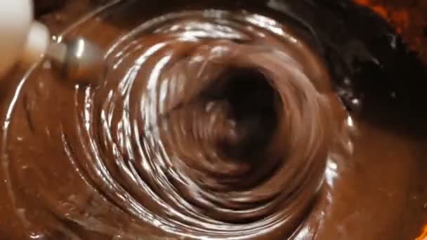 The chef mixes the chocolate cream for the cake with a mixer.The chef mixes the chocolate with a blender, preparing the ingredients for the cake. — Stock Video