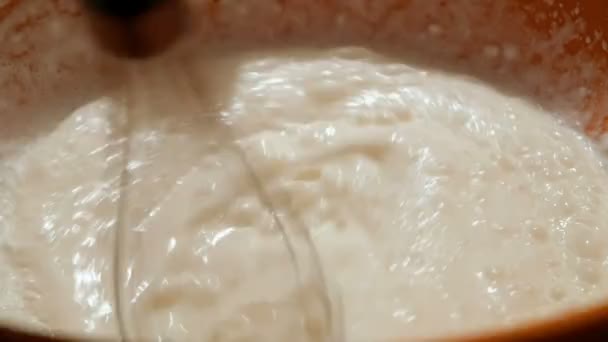 シェフはミキサーでオーガニックミルククリームをホイップ. — ストック動画