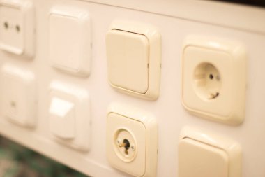 Müşteriler için duvar tanıtım modellerinde satışta olan ürünleri depola ve değiştir