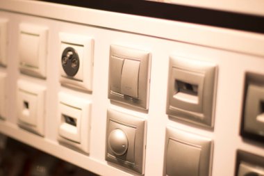 Müşteriler için duvar tanıtım modellerinde satışta olan ürünleri depola ve değiştir