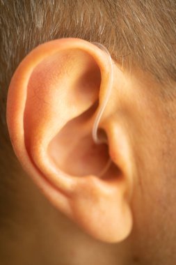 Modern dijital işitme cihazı orta yaşlı 50 'li yaşlarda bir adamın kulağında