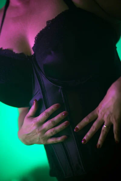 丰满而性感的女人 胸部非常性感 内衣上有巨大的分叉 是迷人的模特 — 图库照片