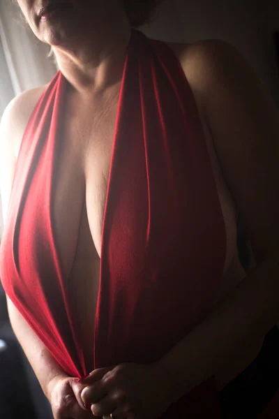 丰满而性感的女人 胸部非常性感 胸部巨大的乳沟 在拍照时假扮成成年模特 — 图库照片