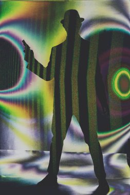 Casus gerilim kitabı kapağı tasarımı. Elinde tabanca tutan adam..