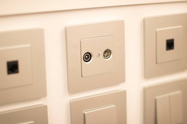 Müşteriler için duvar tanıtım modellerinde satışta olan ürünleri depola ve değiştir